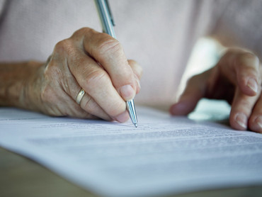 Präzise Formulierungen im Testament sorgen dafür, dass die eigenen Wünsche respektiert werden. Foto: Westend61/gettyimages.com/SOS-Kinderdörfer weltweit/akz-o