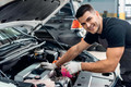 Bildunterschrift: Muss ein Auto in die Reparatur, drohen hohe Kosten und – schlimmstenfalls – Ärger mit der Werkstatt. Foto: Lightfield Studios/stock.adobe.com/akz-o