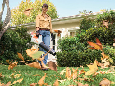 Mit akkubetriebenen Blasgeräten lässt sich der Herbstputz im Garten bequem und leise erledigen. Foto: STIHL/akz-o