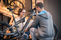 Bildunterschrift: Wird das E-Bike in die Winterpause geschickt, sollte der Akku, wenn möglich, vom Rad abgenommen und separat gelagert werden. Foto: Bosch eBike Systems/akz-o