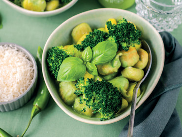 Knackig gegarter Brokkoli und in der Pfanne gebratene Gnocchi sind eine leichte und leckere Mahlzeit. Foto: Tanja Farwick/“1000 gute Gründe“/akz-o