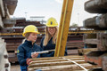 Bildunterschrift: Für die Ausbildung ist mindestens ein Hauptschulabschluss erforderlich. Die Regelzeit für die Ausbildung zum Beton- und Stahlbetonbauer beträgt drei Jahre. Foto: Depenbrock/akz-o