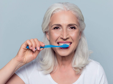 Karies: Zahnpflege von außen und innen Karies: Zahnpflege von außen und innen