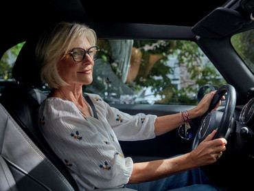 Spezielle Brillengläser für Autofahrer sorgen bei allen Sichtverhältnissen für blendfreies Sehen – selbst bei Dunkelheit oder beim Wechsel zwischen hell und dunkel. Foto: ZVA/Peter Boettcher/akz-o