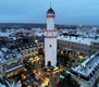 Bildunterschrift: Die Weihnachtsstadt Bad Homburg lädt in eine wundervoll geschmückte Innenstadt ein. Höhepunkt ist der Romantische Weihnachtsmarkt am Schloss, aber auch in der Innenstadt und am Kurhausvorplatz erwartet die Gäste eine wunderschöne Atmosphäre. Foto: Heiko Rhode/Maritim Hotel/akz-o