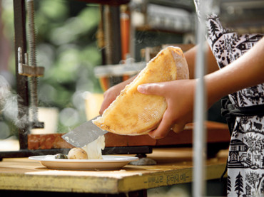 Im Wallis streift man den Raclette du Valais AOP bis heute mit einem Messer unter Hitze ab. Foto: Käse aus der Schweiz/akz-o