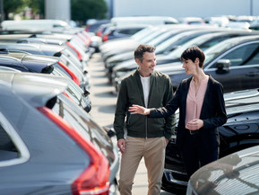 Der persönliche Kontakt im Autohaus genießt großes Vertrauen – auch wenn die Suche meist im Internet beginnt. Foto: Nico Bizer/akz-o