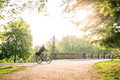 Bildunterschrift: Bei Einheimischen und Besuchern beliebt ist der Bürgerpark Bremen. Hier genießen Natur- und Kulturfreunde Ruhe und Entspannung, zum Beispiel auch in einem der idyllischen Kaffeehäuser. Foto: Melanka Helms-Jacobs/WFB Bremen/akz-o