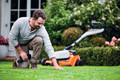 Bildunterschrift: Ein frisch gemähter Rasen sieht schön aus und wird von Kindern gerne zum Toben und Spielen genutzt. Foto: STIHL/akz-o