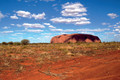 Bildunterschrift: Ausflug zum Ayers Rock im Rahmen des Nach- oder Überlandprogramms in Australien. Foto: nicko Cruises Schiffreisen/akz-o