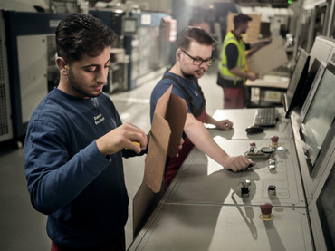 Sicher in die Zukunft: Ausbildung in der Wellpappenindustrie Sicher in die Zukunft: Ausbildung in der Wellpappenindustrie