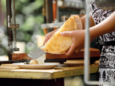 Im Wallis streift man den Raclette du Valais AOP bis heute mit einem Messer unter Hitze ab. Foto: Käse aus der Schweiz/akz-o