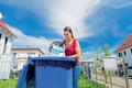 Bildunterschrift: Faltschachteln in der blauen Tonne richtig entsorgt: erfolgreiches Recycling sichergestellt. Foto: Kzenon/stock.adobe.com/akz-o