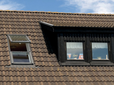 Wer nach Fensterlösungen für Dachschrägen sucht, hat die Wahl zwischen Dachfenstern und Gauben. Foto: Velux/akz-o